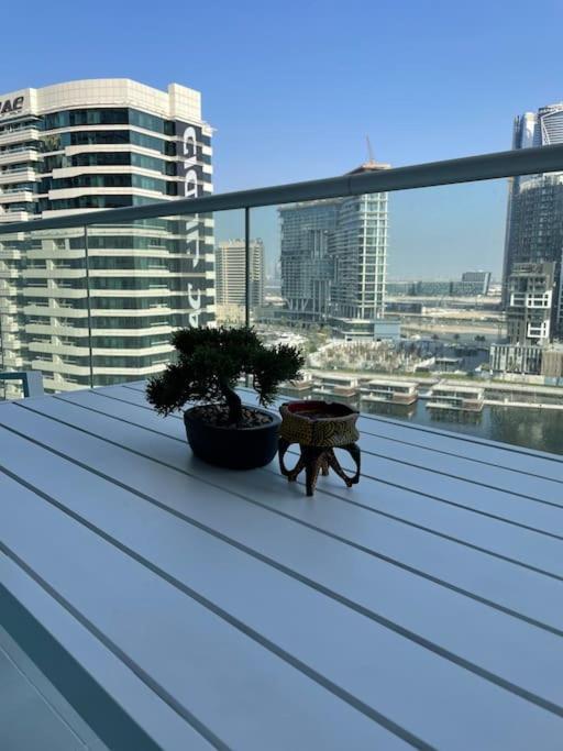 New Luxury Modern Canal View. Dubai Exterior foto