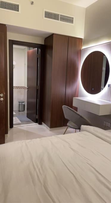 New Luxury Modern Canal View. Dubai Exterior foto
