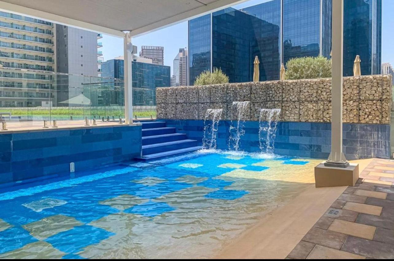 New Luxury Modern Canal View. Dubai Exterior foto